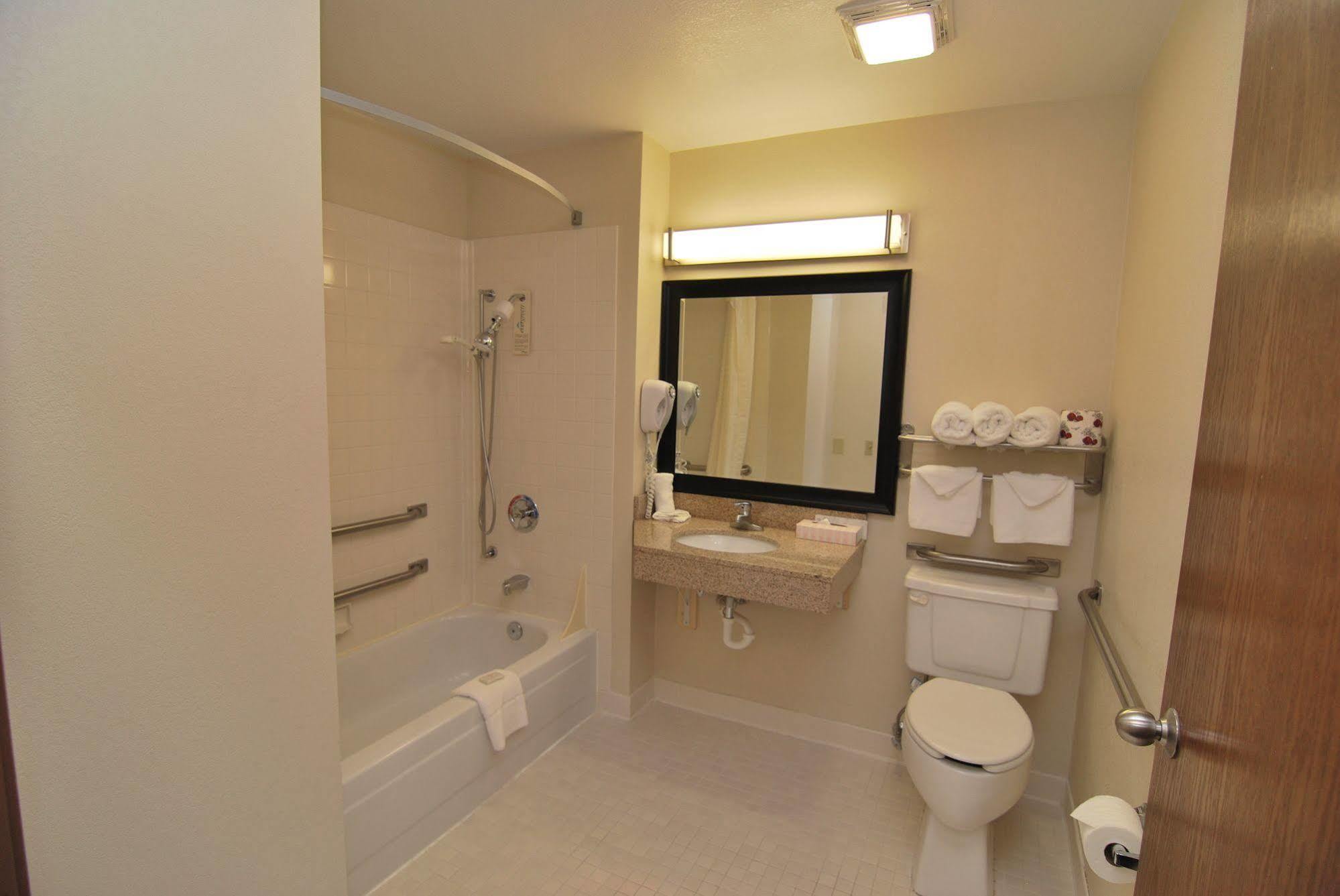 Americinn By Wyndham Johnston Des Moines Urbandale Екстериор снимка