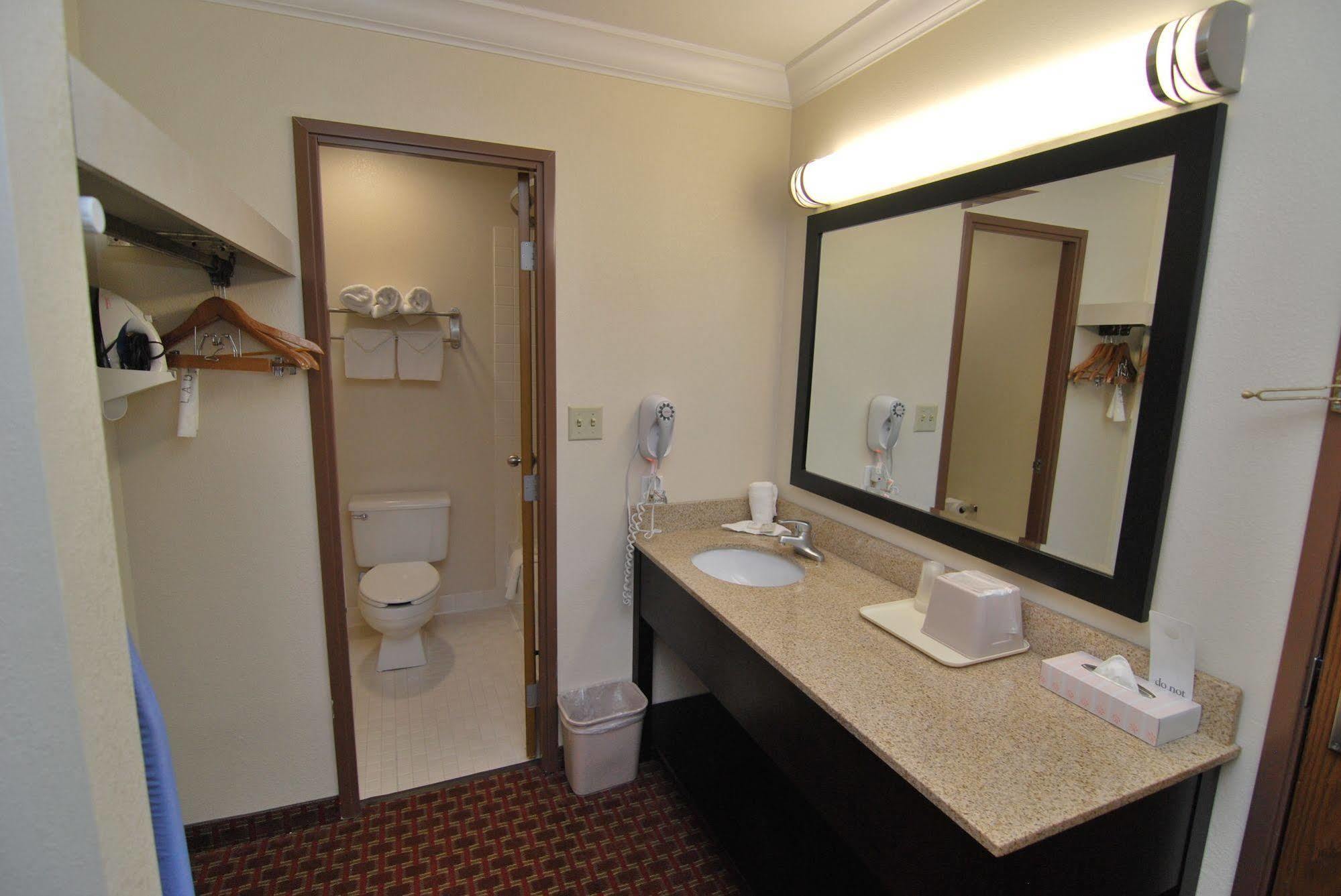 Americinn By Wyndham Johnston Des Moines Urbandale Екстериор снимка